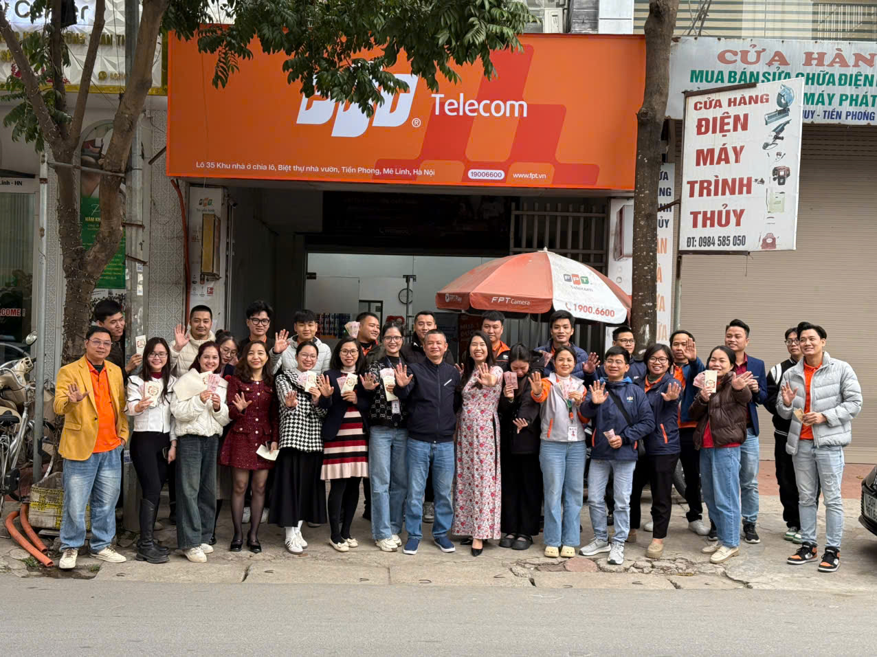 fpt_me_linh_ra_quan_xuan_2025